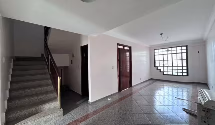 Sobrado de 195 m² com 04 quartos disponível para alugar por R$ 4.300 mensais no Jardim América - Goiânia/GO