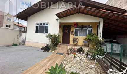 Casa Residencial com 4 quartos  à venda, 215.00 m2 por R$960000.00  - Ingleses Do Rio Vermelho - Florianopolis/SC