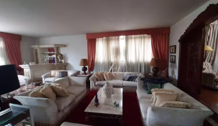 UM APARTAMENTO POR ANDAR!! Apartamento super espaçoso, frente, à 3 quadras da Praia e 2 vagas de garagem demarcadas na cidade de Santos!!!