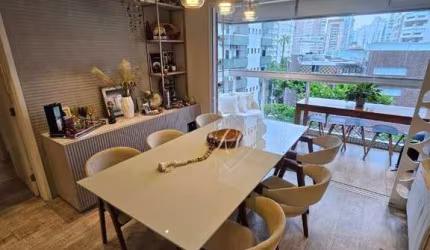 Luxuoso apartamento, LINDO, com 3 suítes, finamente decorado por arquiteto, a 1 quadra da praia do Embaré. Aproveite!!