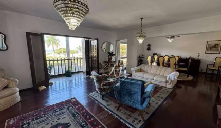 EM FRENTE AO MAR!!! Excelente apartamento amplo e com sacada!!!