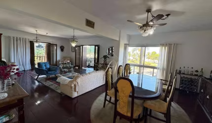 EM FRENTE AO MAR!! Excelente apartamento amplo e com sacada!!!