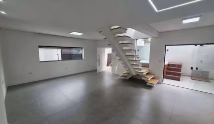Maravilhosa casa sobrado isolada, super amplo com área gourmet e jacuzzi, super bem localizada em rua tranquila, no bairro da Ponta da Praia!!!