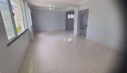 Maravilhosa casa, ampla, bem arejada, com 115m², super bem localizada no bairro do Embaré!!!