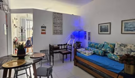 Belíssimo apartamento, todo reformado, super bem localizado, na quadra da praia no coração do Embaré!!!