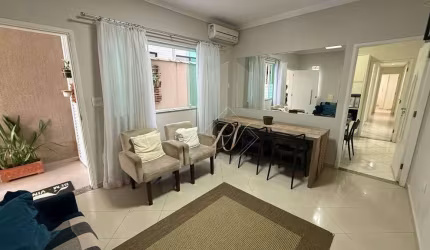 Casa super arejada, sol da manhã, muito bem dividida, rua tranquila e bem localizada no bairro do Embaré!!!