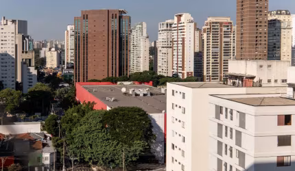 EXCELENTE APTO MOBILIADO - LAZER - VARANDA - LOCALIZAÇÃO PRIVILEGIADA