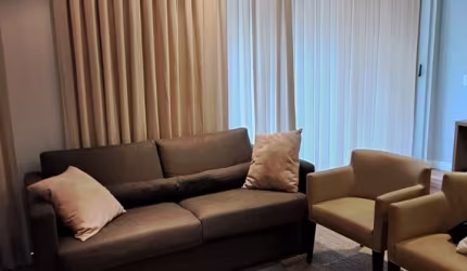 EXCELENTE STUDIO MOBILIADO E EQUIPADO - VARANDA - LAZER - LOCALIZAÇÃO PRIVILEGIADA