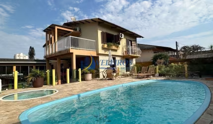 Casa à venda na Rua William de Paula Coelho, 32, Costeira, Paranaguá por R$ 1.350.000