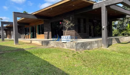 Casa à venda na Rua Guatemala, 120, Jardim América, Paranaguá por R$ 2.790.000