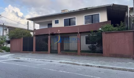 Casa com 2 quartos à venda na Rua Domingos Peneda, 1166, Vila Itiberê, Paranaguá por R$ 1.200.000