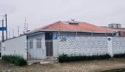 Casa com 3 quartos à venda na Rua Renato Leone, 255, Parque São João, Paranaguá por R$ 379.000