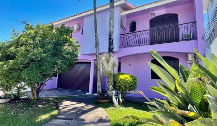 Casa central, próximo a Av. Medianeira