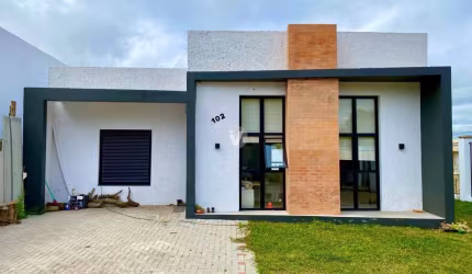 Casa térrea em condomínio fechado