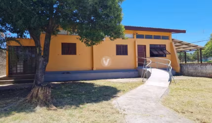 Excelente casa de esquina  de 5 dormitórios , 4 banheiros, garagem fechada para