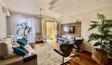 Casa central em condomínio fechado