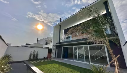 Casa com 3 suítes, escritório e piscina no Terras de Santorini, no bairro São Jo