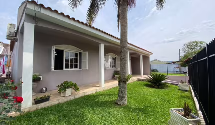 Excelente casa com pisciana localizada no Bairro Novo Horizonte.