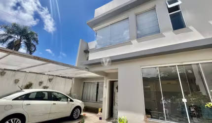 Ampla casa de 4 dormitórios com 3 suítes com closet.