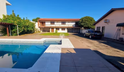 Linda casa com piscina