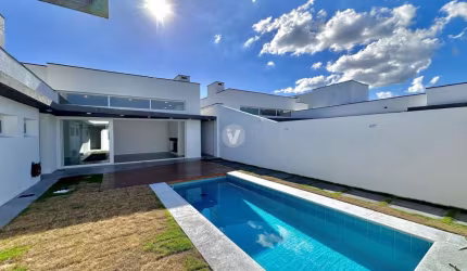 Casa alto padrão toda térrea com 3 suítes, escritório e piscina sendo construída