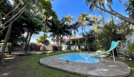 'Clássico e Deslumbrante: Casa dos Sonhos com Piscina e Jardim no Bairro Patrona