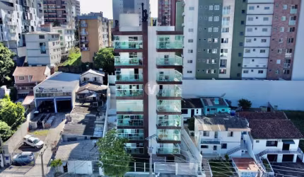 Apartamento semimobiliado de dois dormitórios sendo um suíte.
