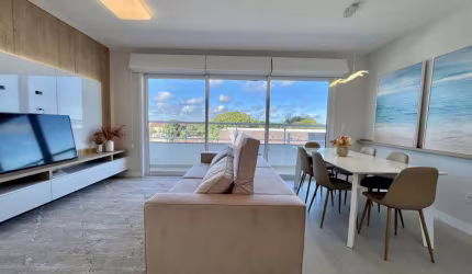 Apartamento 100% mobiliado de três dormitórios.