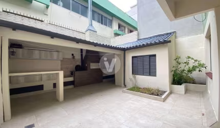 Apartamento 2 dormitórios com pátio.