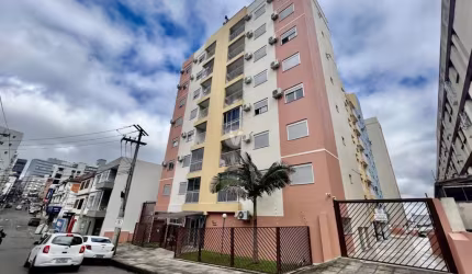 Apartamento de 2 dormitórios central.