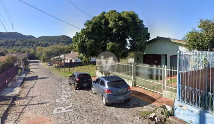 Casa com excelente pátio e terreno