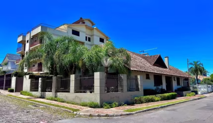 Lindíssima casa alto padrão no Bairro Nossa Senhora de Lourdes, vendida de Porte