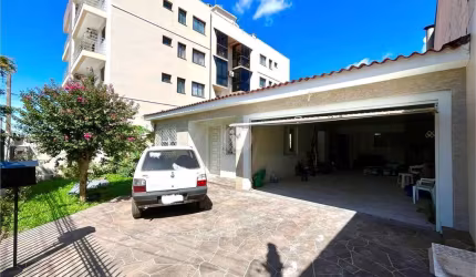 Excelente casa localizada no bairro Dom Antônio Reis!