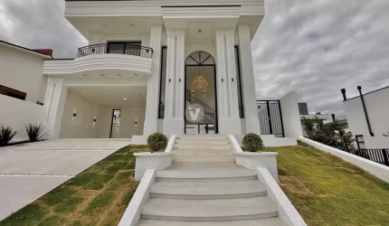 CASA NEOCLÁSSICA COM 3 SUÍTES E PISCINA NO REAL PARK
