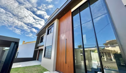 Sobrado de alto padrão com 3 suítes (suíte master com 73 m²), escritório e pisci