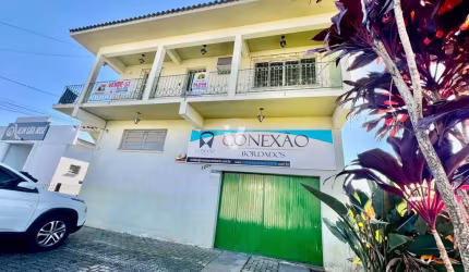 Ampla casa comercial e residencial com 270 m2 e amplo pátio no bairro São José.