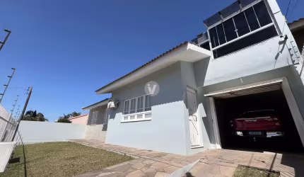 Ampla casa á venda com 3 dormitórios e 3 vagas de garagem em Camobi!