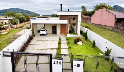 Casa térrea com pé-direito alto em um generoso lote.