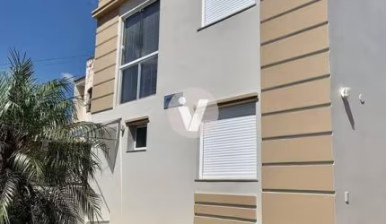 Apartamento de 2 dormitorios com sacada e churrasqueira.