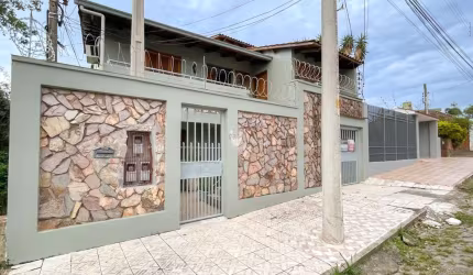 Casa 6 dormitórios (2 suítes)