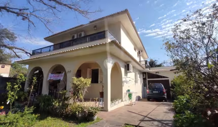 Lindíssima casa com 05 dormitórios, piscina terraço sacada, pátio amplo e vaga d