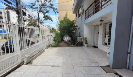 Casa estilo sobrado de 03 andares com 06 dormitórios vaga de garagem para até 04