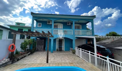 Casa com piscina na Salgado filho