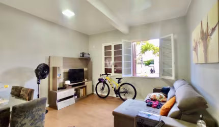 Apartamento térreo, 3 dormitórios todo reformado com vaga de garagem.