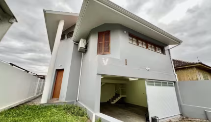 Lindíssima casa sobrado em no bairro Patronato!