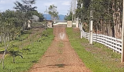 Terreno a venda no condomínio parque dos ipes, no país de 805 m2.