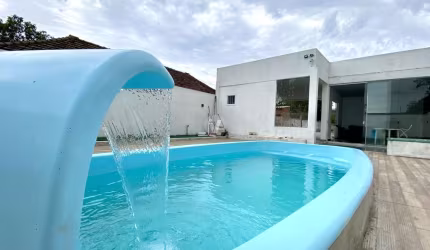 Casa com piscina, área gourmet, churrasqueira e 3 dormitórios!