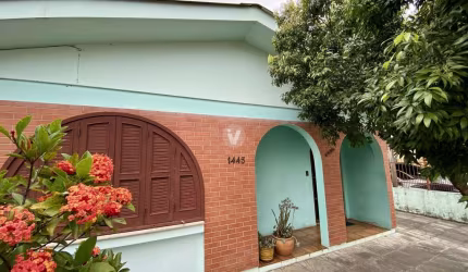 Casa 3 dormitórios com pátio!