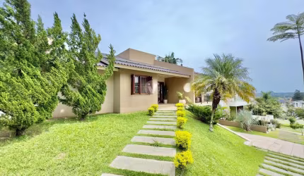 Casa em condomínio central com 4 quartos e incríveis 315m² de área construída!