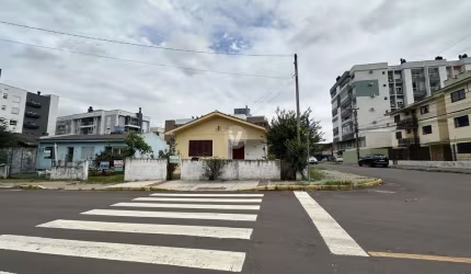 Terreno de esquina à venda no coração de Camobi!